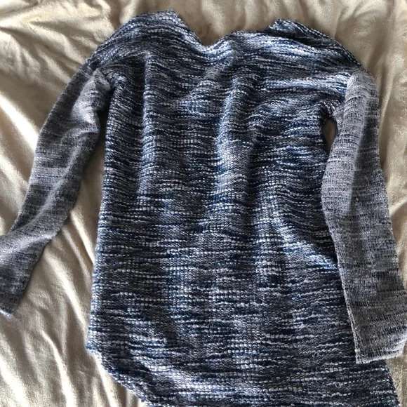 K LD Signature Ladies top pretty woven colors-blue, gray, white.Warm and comfy. - Picture 4 of 9